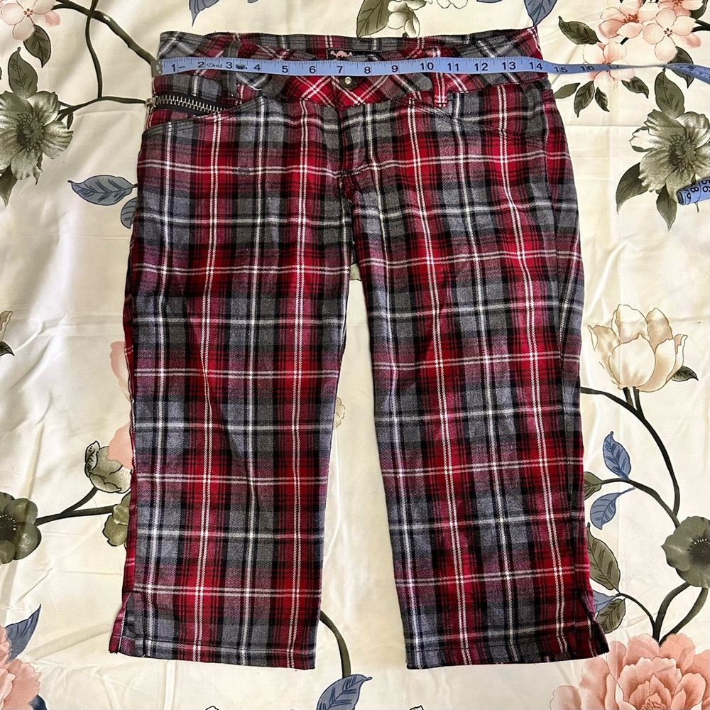 Rank brand red plaid size 0 capris